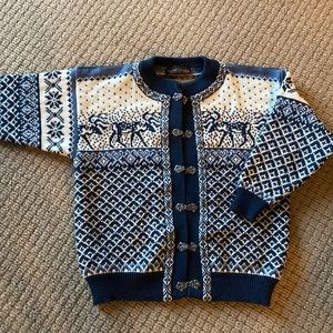 Children’s wool sweater, with metal clasps and reindeer pattern.